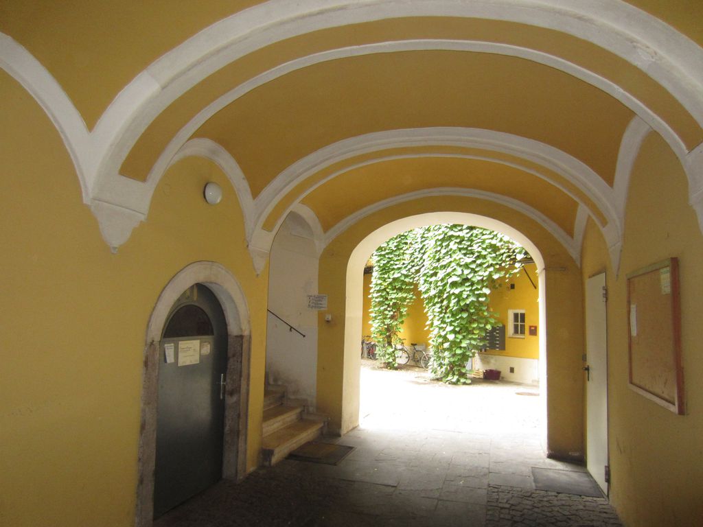 Datei:Jakominiplatz 15, Einfahrt.JPG