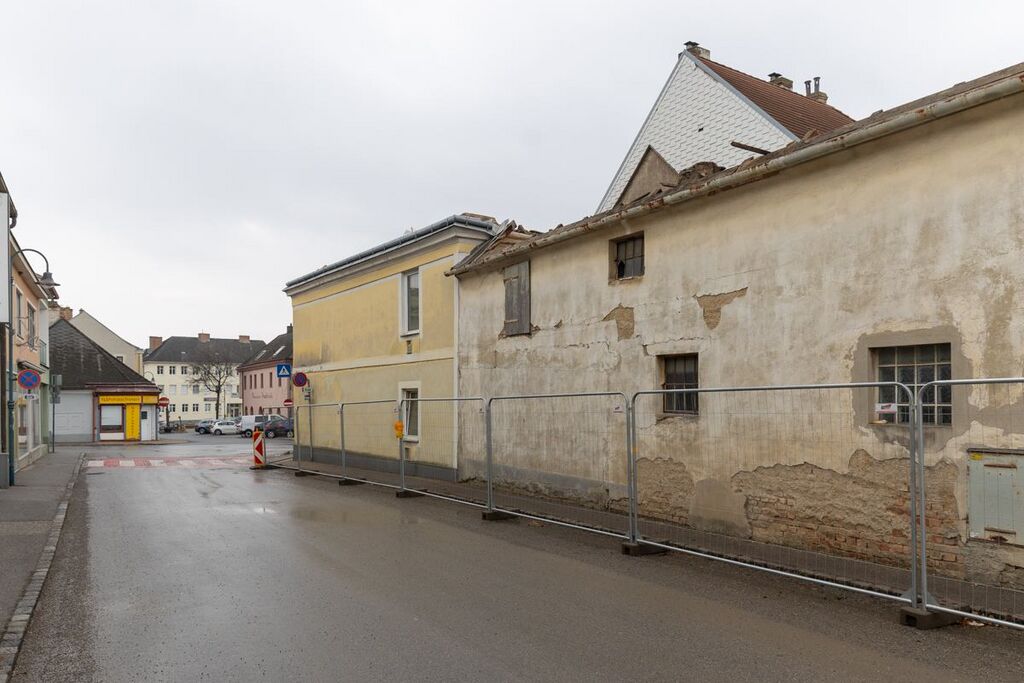 Datei:Zisterdorf Kirchenplatz 23 Gesamt.jpg