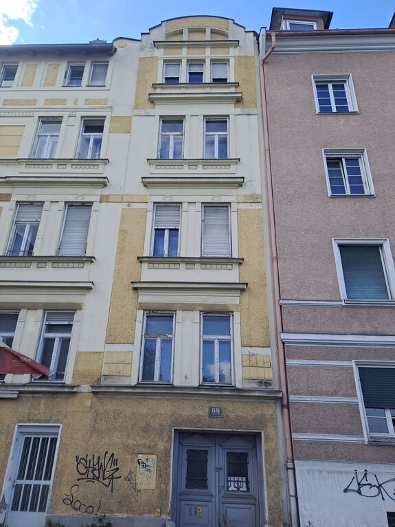 Datei:Karl-Morre-Straße 68, Risalit.jpg